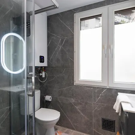 Apartment & Le Carrefour Lyonnais - Metro 5 Min